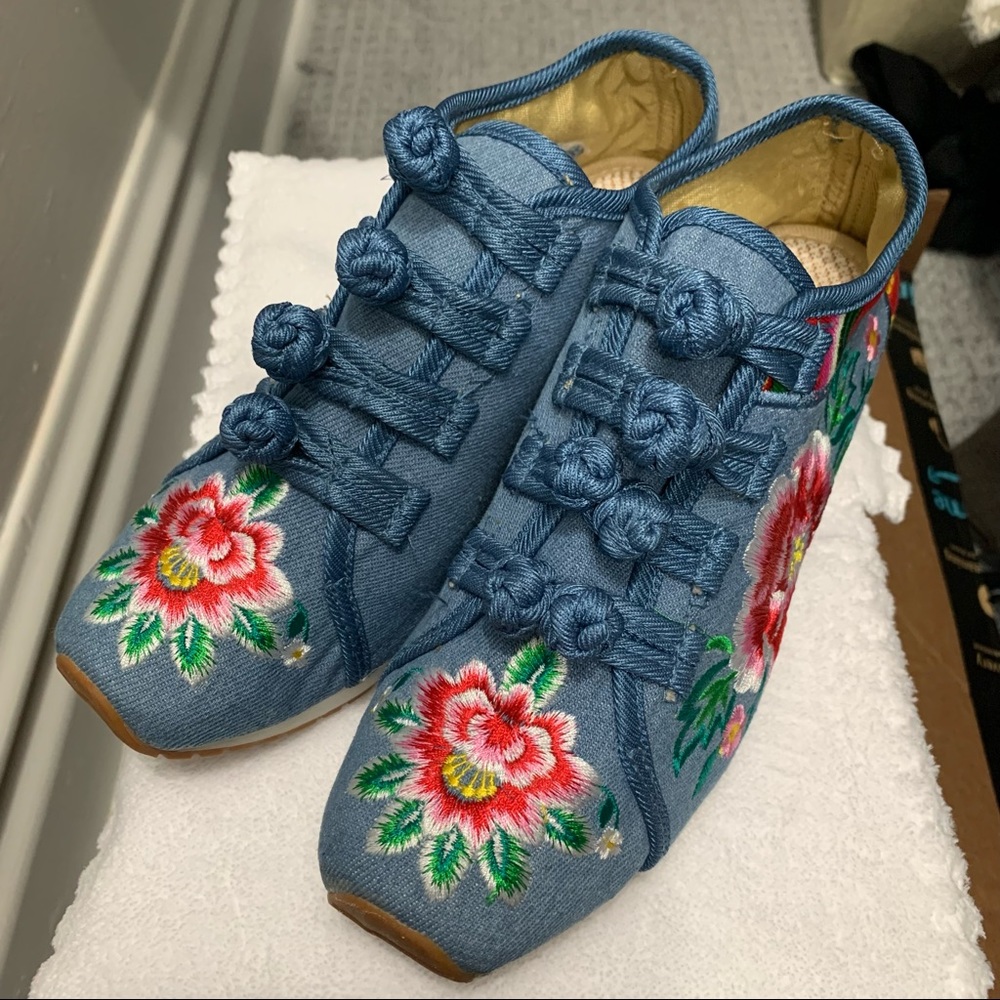 Flower pattern sneakers